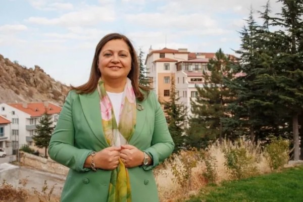 CHP'de Koltuk Kavgası AK Parti'de Hizmet Siyaseti Var! Burcu Köksal'dan Özel Ve Ekibine Sert Sözler